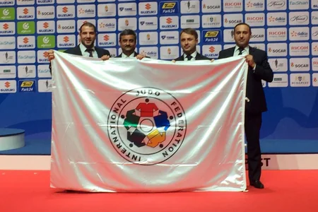 Cüdo üzrə dünya çempionatının rəmzi bayrağı Azərbaycana təqdim olunub - VİDEO