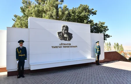 İlham Əliyev Bişkekdə “Ata-Beyit” Milli Tarixi-Memorial Kompleksini ziyarət edib - YENİLƏNİB