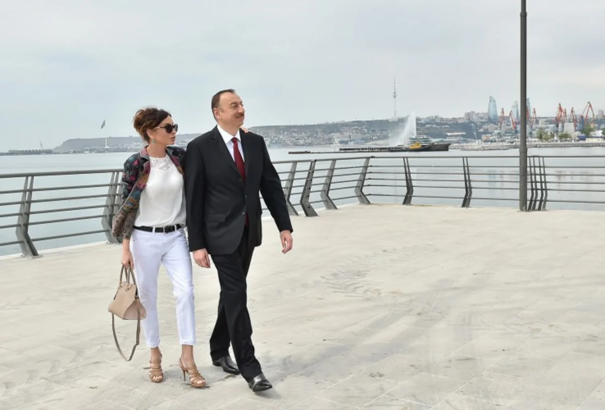 ​Prezident İlham Əliyev Bakı Ağ Şəhər bulvarında yaradılan şəraitlə tanış olub