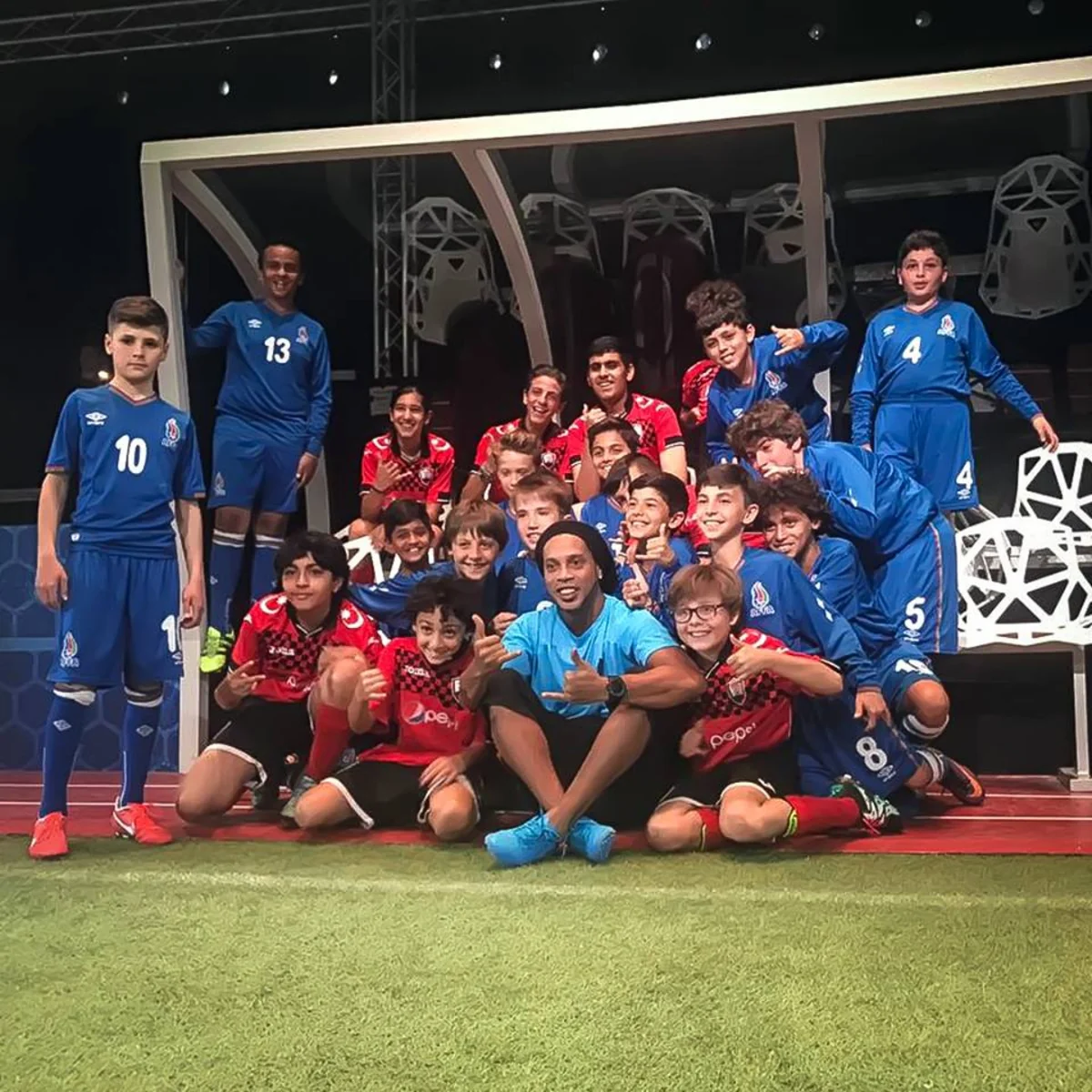 Ronaldinyo ilə Qəbələ İdman Klubu arasında müqavilə imzalanıb
