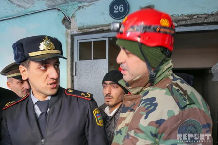 Bakıda naməlum şəxs özünü çoxmərtəbəli binadan atmaq istəyib - FOTO