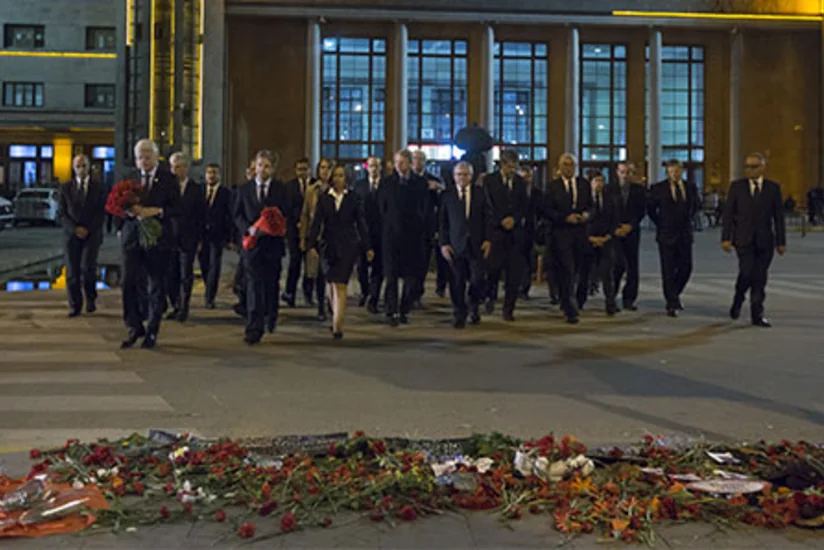 Avropalı diplomatlar Ankara meydanına 97 qərənfil düzdü