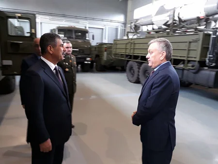 Azərbaycanın müdafiə naziri Belarusun hərbi təyinatlı vasitələri ilə tanış olub