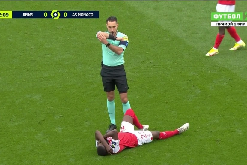 Fransada hakim futbolçunu nokdauna salıb