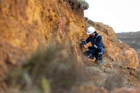 Tutxun sahəsində geoloji kəşfiyyatın aparılması üçün minalardan təmizlənir