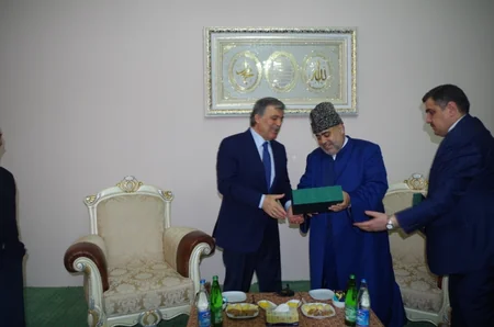 ​Abdulla Gül Əjdərbəy məscidində cümə namazı qılıb