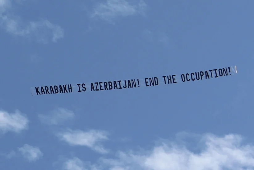 Во время визита Пашиняна в Лос-Анджелес в небо поднялись самолеты с баннерами Карабах - это Азербайджан! Прекратите оккупацию!