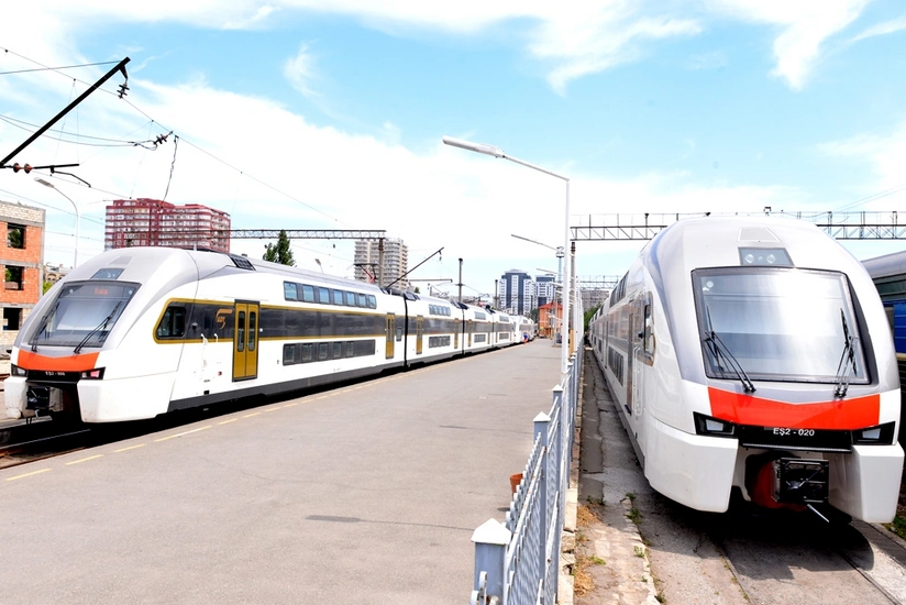 ​Azərbaycana daha 2 ikimərtəbəli elektrik qatarı gətirilib