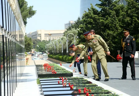 Azerbaijani Defense Minister meets with Chief of Pakistani Army Staff 