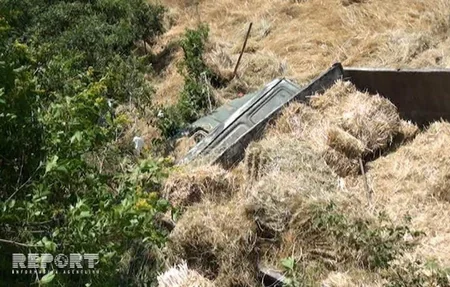 Yardımlıda yük maşını dərəyə aşıb, 1 ölü, 2 yaralı var - FOTO