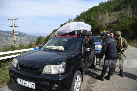 Azərbaycan polisi Qarabağın erməniəsilli sakinlərinə su paylayıb