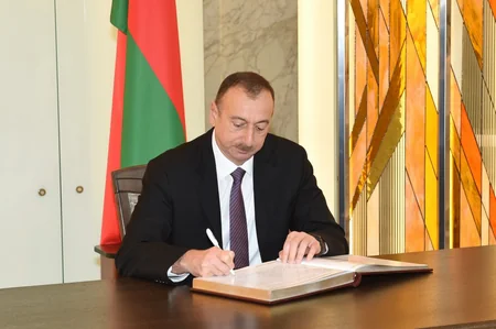 Prezident İlham Əliyev Belarus Dövlət Böyük Vətən Müharibəsi Tarixi Muzeyi ilə tanış olub