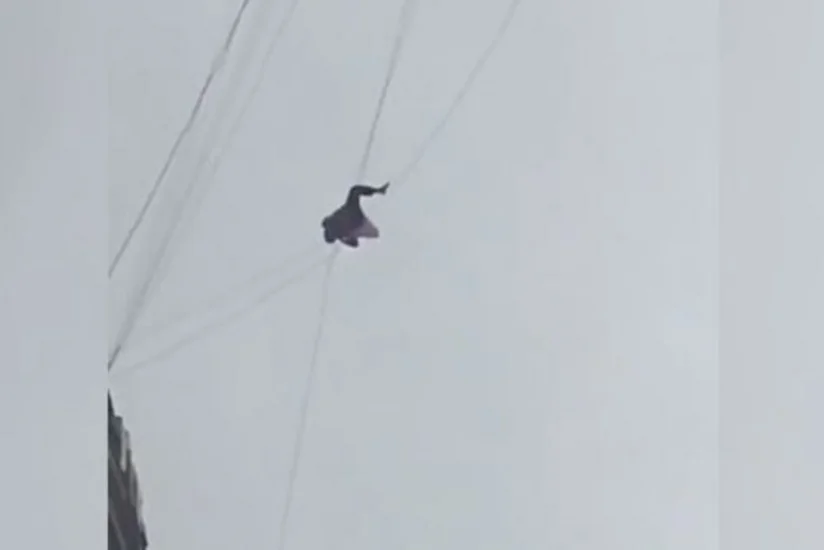 Çində oteldən telefon naqili ilə qaçmağa cəhd göstərən şəxs yaxalanıb - VİDEO