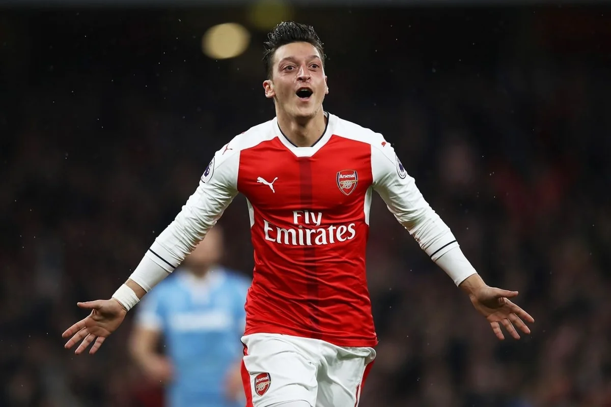 Arsenalın fanatları Mesut Özilə dəstək oldu