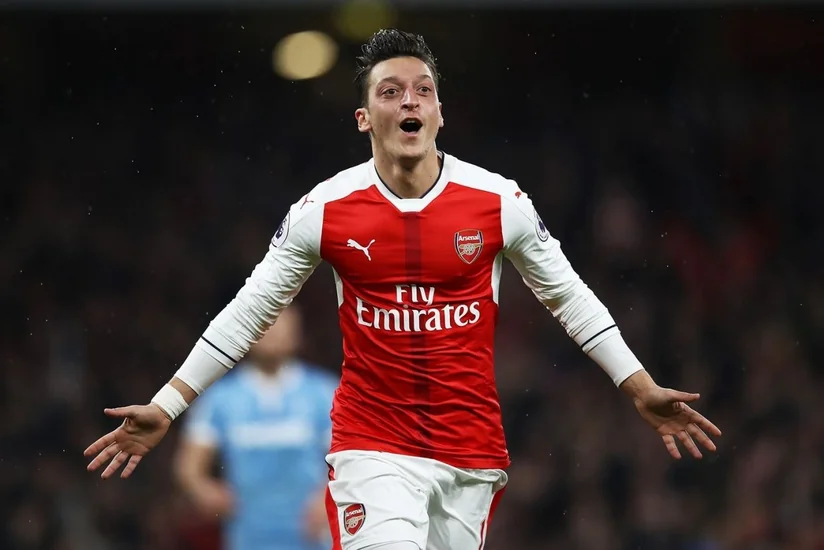 Arsenalın fanatları Mesut Özilə dəstək oldu