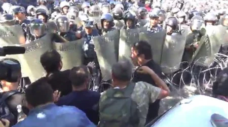 В Ереване протестующие прорвали полицейский кордон, достигнув здания Конституционного суда