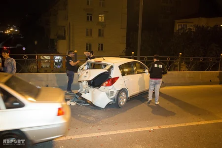 Bakıda qəza yerindən qaçan avtomobil qarşıda digər maşına dəyərək beton maneəyə çırpılıb - FOTO - VİDEO - YENİLƏNİB-2