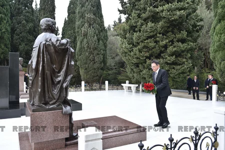 Müdafiə Sənayesi Nazirliyinin kollektivi ulu öndər Heydər Əliyevin məzarını ziyarət edib