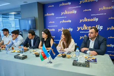 Fərəh Əliyeva “Yüksəliş” müsabiqəsinin qalibləri ilə görüşüb