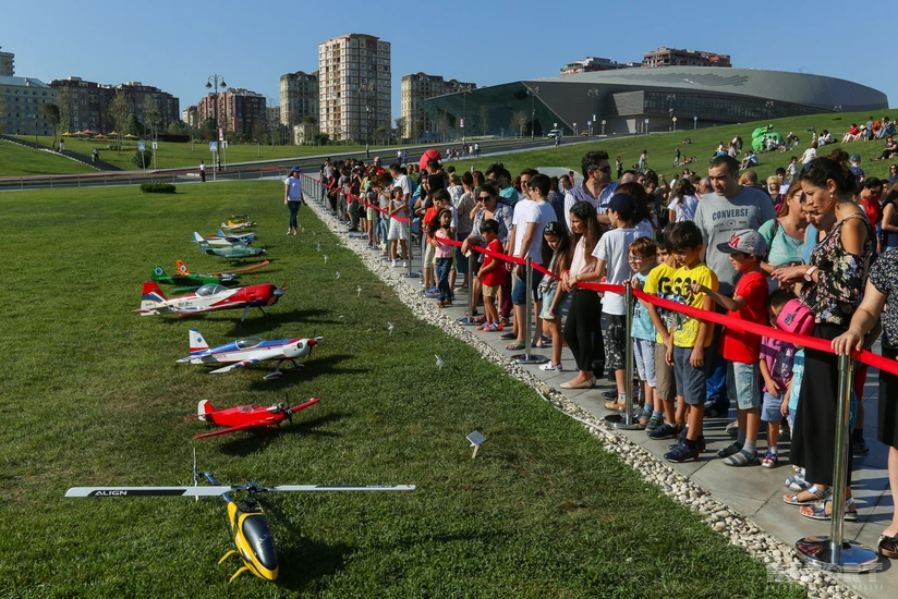 Heydər Əliyev Mərkəzinin parkında aviamodellərin uçuş şousu və sərgisi keçirilib