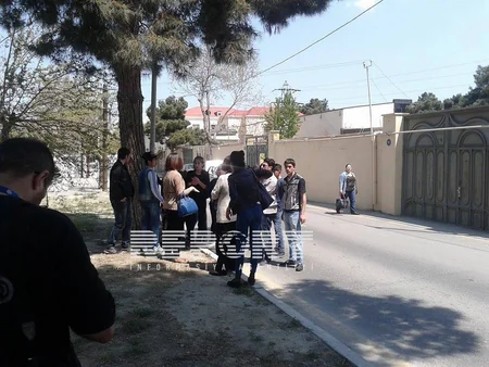 Qətlə yetirilən Aytac Babayevanın qohumları prokurorluq binasının qarşısında aksiya keçirib