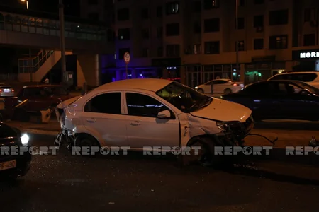 Bakıda avtomobil maneəyə çırpıldı, xəsarət alan var