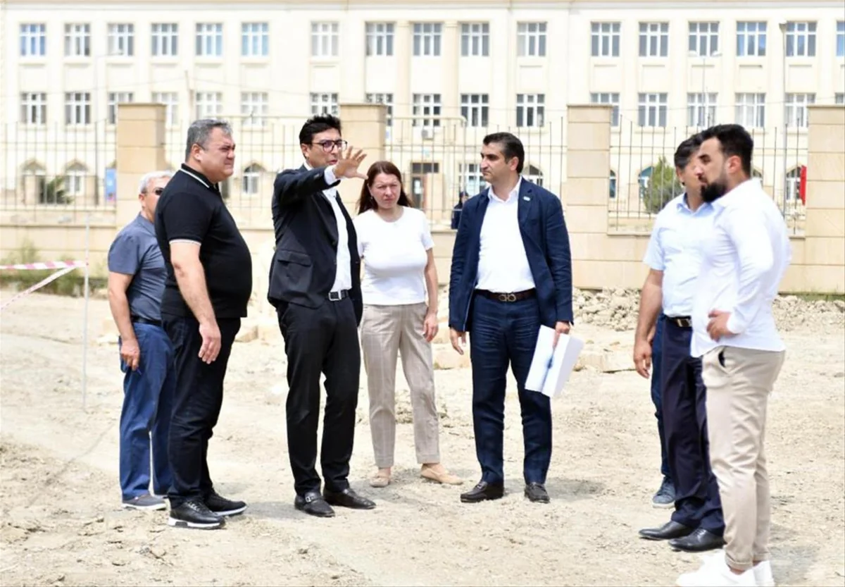 Fərid Qayıbov Hacıqabulda idman meydançasının vəziyyəti ilə tanış olub