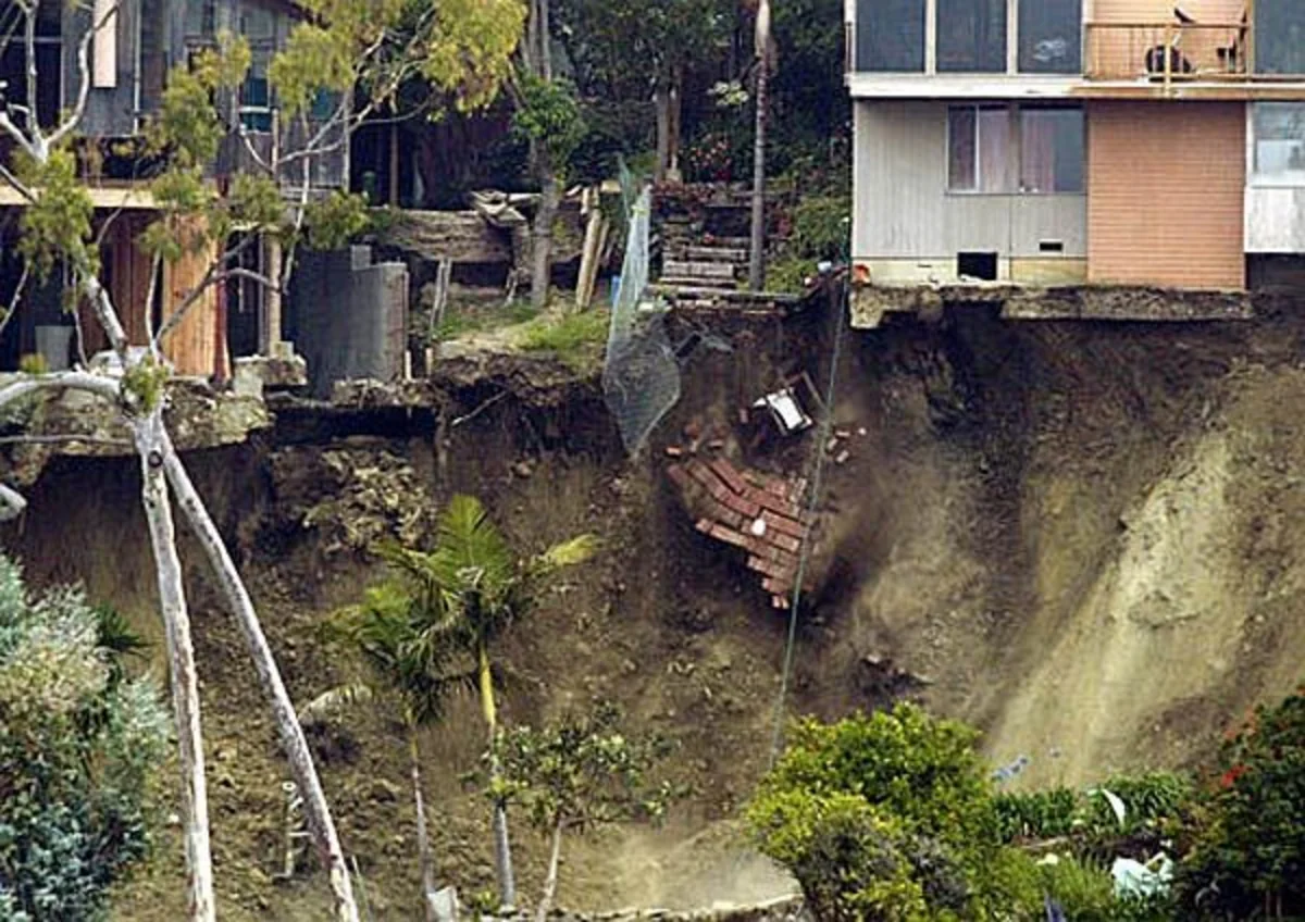 Konqoda 200 nəfər torpaq sürüşmələrinin qurbanı olub