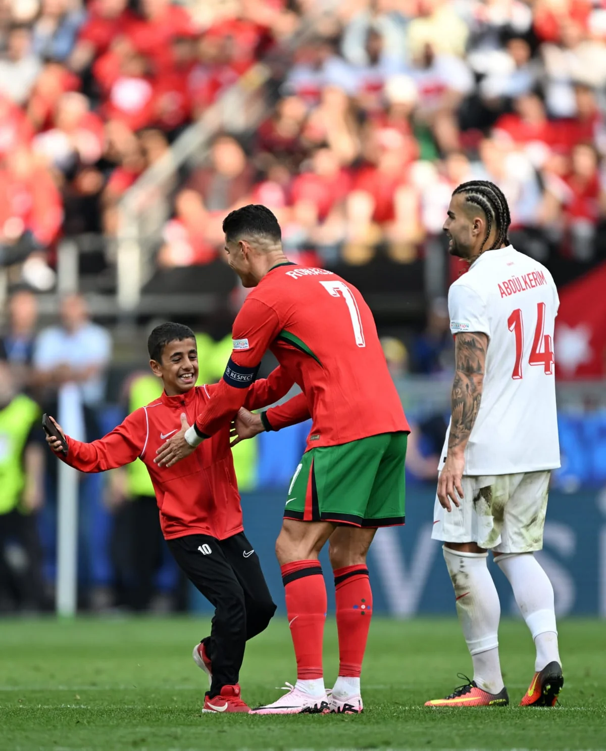 Болельщик выбежал на поле во время матча Турция-Португалия