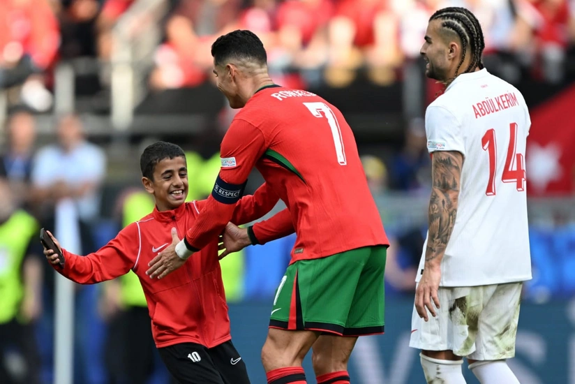 Болельщик выбежал на поле во время матча Турция-Португалия