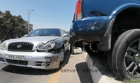 Bakıda qəza  - avtomobil 50 min manatlıq bitkiyə ziyan vurdu - VİDEO