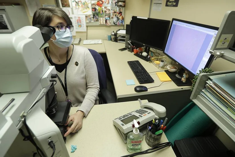 Ученые выделили два участка генома, которые могут быть связаны с риском гибели от COVID-19