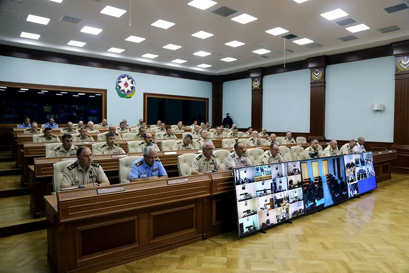 Министр обороны Азербайджана провел служебное совещание