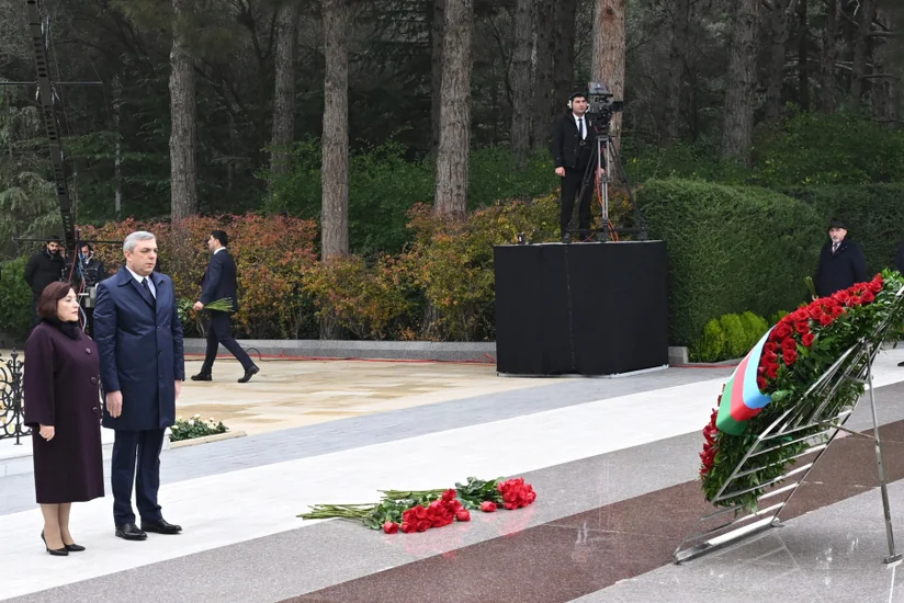 Azerbaijan's state and government officials pay respect to National Leader Heydar Aliyev