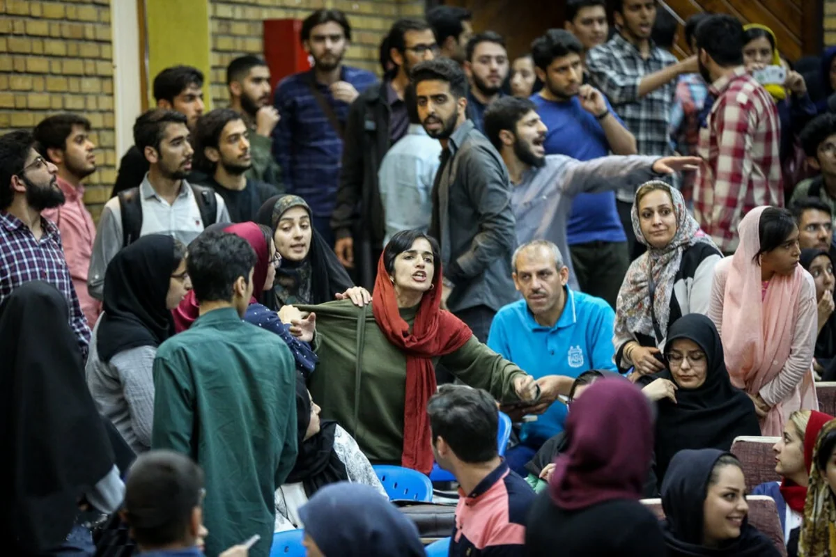 İranda elmi işini hicabsız müdafiə edən xanım bir il azadlıqdan məhrum edilib