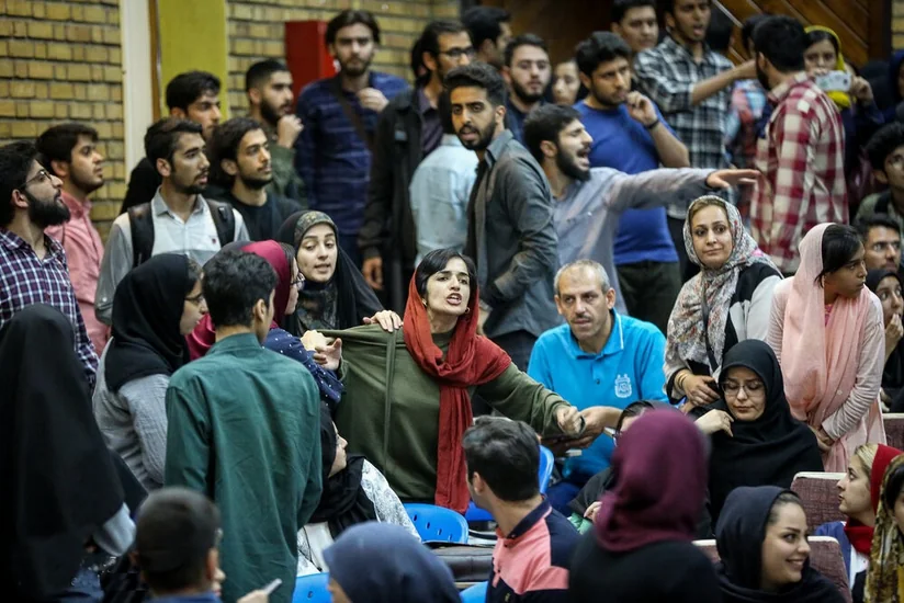 İranda elmi işini hicabsız müdafiə edən xanım bir il azadlıqdan məhrum edilib
