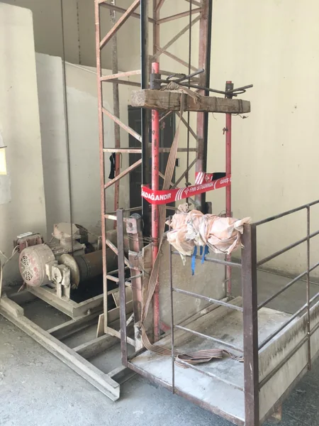 Bakıda təhlükəsizlik tələblərinə cavab verməyən qaldırıcı qurğuların istismarı dayandırılıb