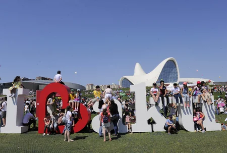 Heydər Əliyev Mərkəzinin parkında Uşaq festivalı keçirilib