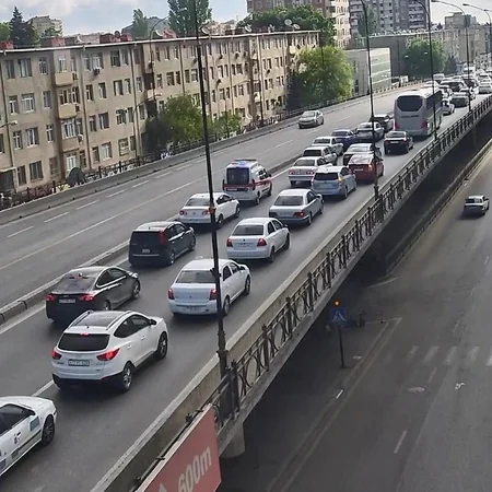 Bakının bir sıra yollarında nəqliyyatın sıxlığı müşahidə edilir 