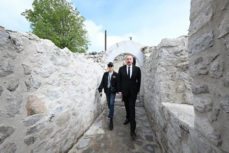 Prezident Şuşada Aşağı Gövhər Ağa məscidində aparılan bərpa işləri ilə tanış olub - YENİLƏNİB