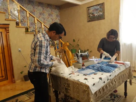Kənd müəllimləri evdə maska tikərək pulsuz paylayır