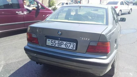 Bakıda qəza zamanı avtomobillərdən biri səkidə dayanmış şəxsə çırpılıb - FOTO