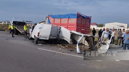 Kürdəmirdə mikroavtobus traktorla toqquşub, xəsarət alanlar var