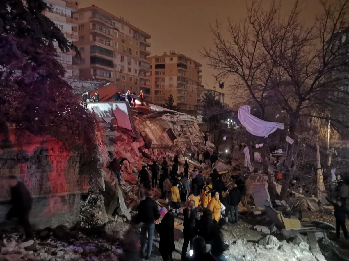 Türkiyədə daha bir neçə idmançı dağıntılar altında qalıb, tanınmış güləşçi kömək istəyib