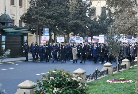 Xocalı soyqırımının 30-cu ildönümü ilə əlaqədar Bakıda ümumxalq yürüşü keçirilib,  İlham Əliyev və Mehriban Əliyeva yürüşdə iştirak edib