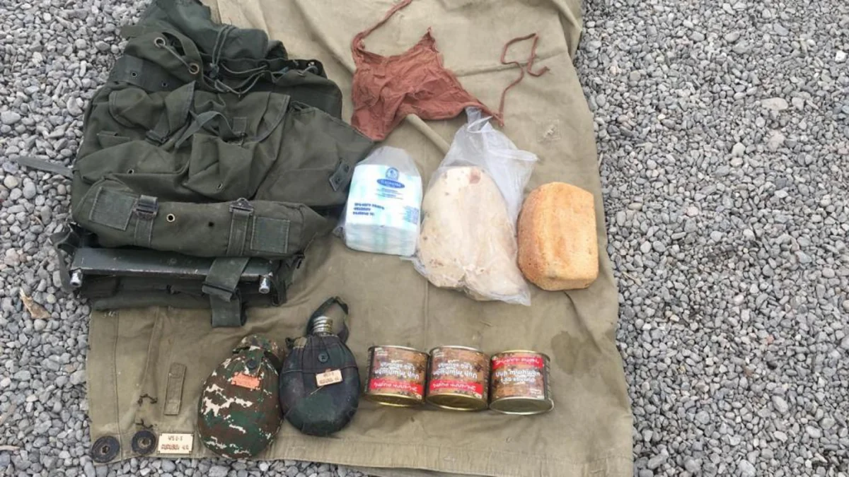 Armenians flee throwing away ammunition - PHOTO