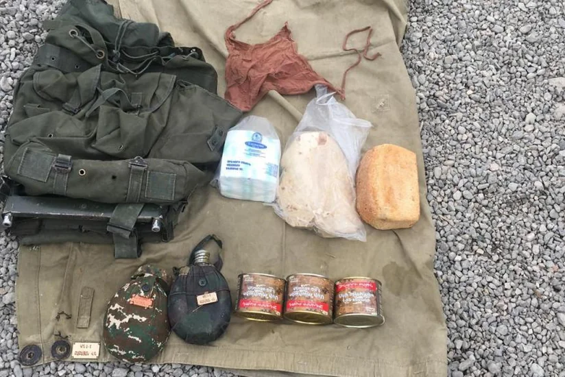 Armenians flee throwing away ammunition - PHOTO