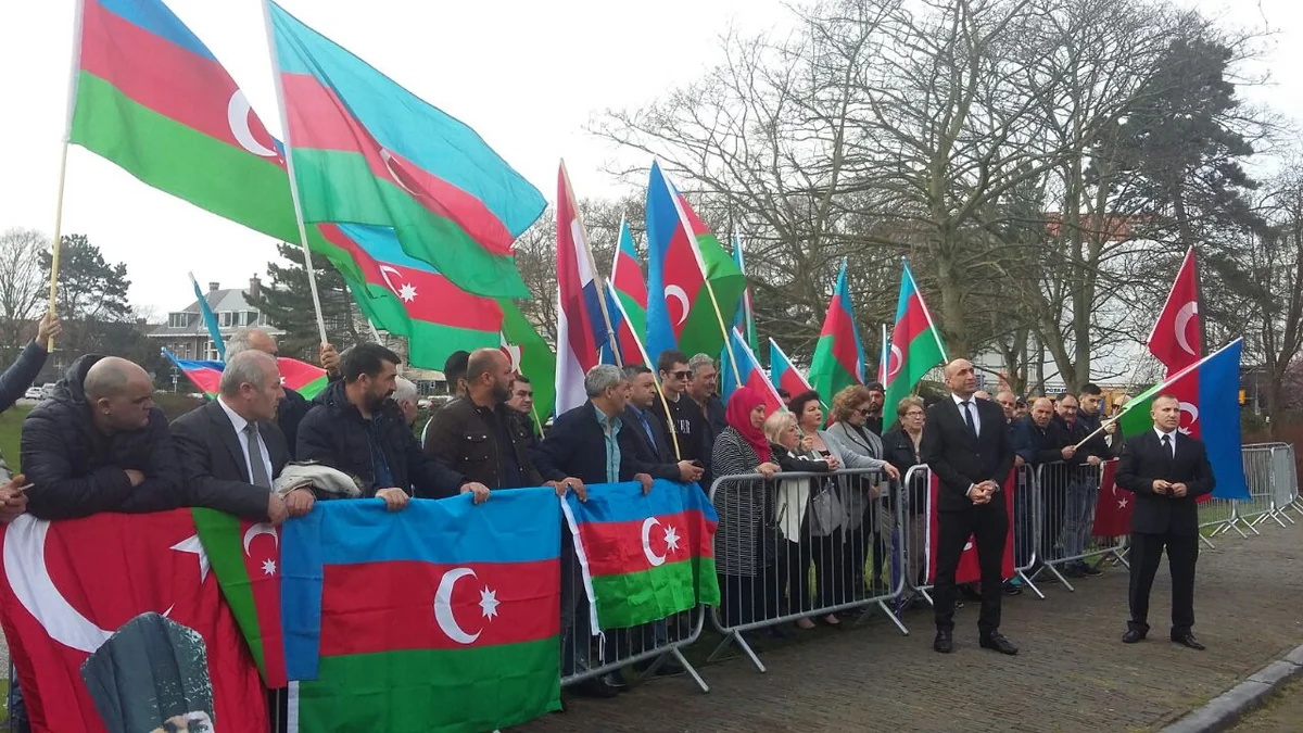 Niderlandda anti-Azərbaycan qrupları əleyhinə etiraz aksiyası keçirilib - FOTO