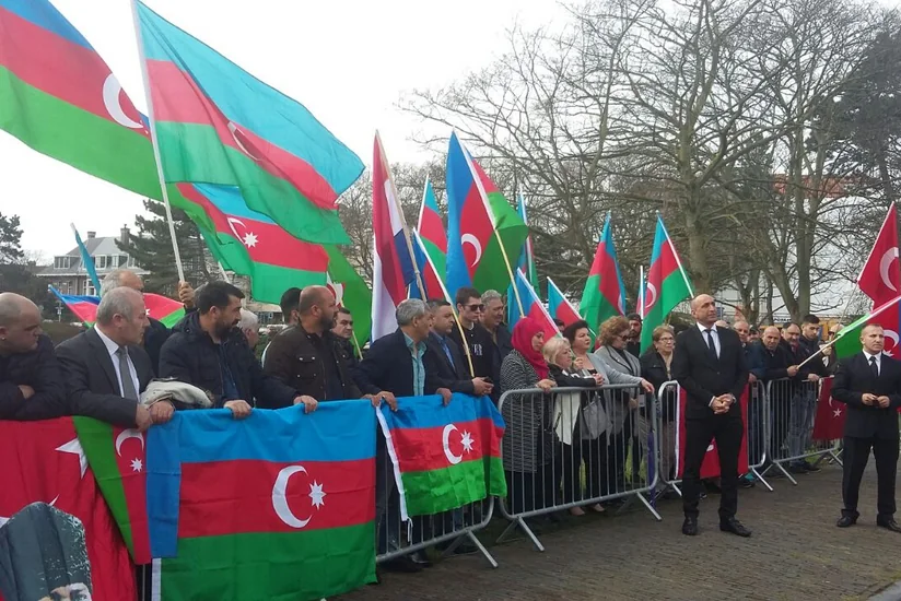 Niderlandda anti-Azərbaycan qrupları əleyhinə etiraz aksiyası keçirilib - FOTO