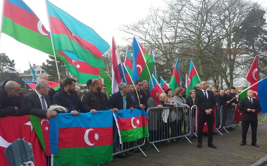 Niderlandda anti-Azərbaycan qrupları əleyhinə etiraz aksiyası keçirilib - FOTO